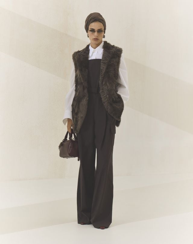 عباءة من برونيلو كوتشينيلي لخريف وشتاء 2025