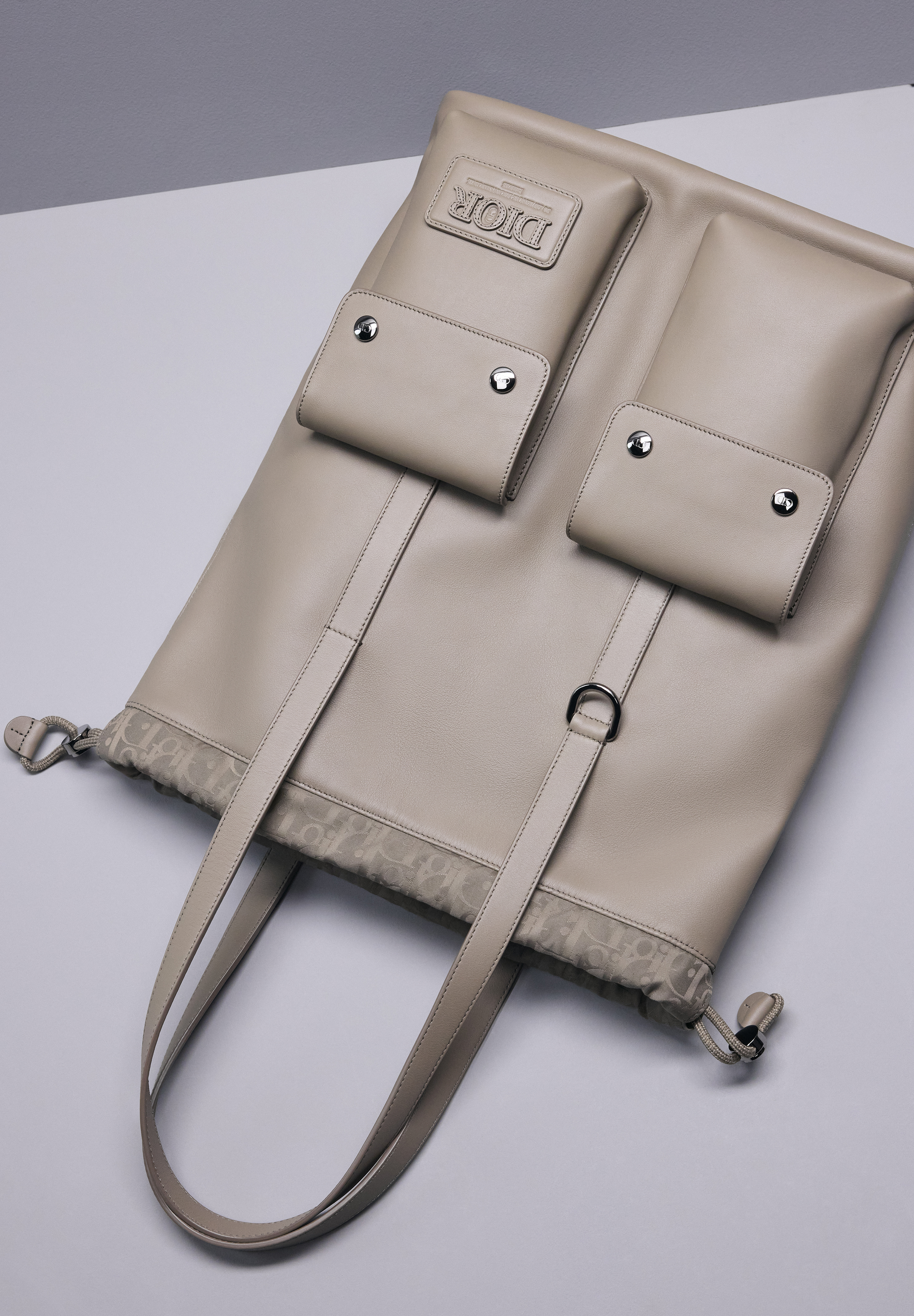 حقيبة رجالية من ديور لربيع 2026