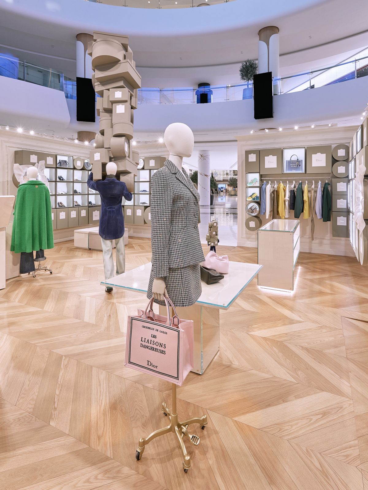 متجر Dior المؤقت في دبي مول لعرض مجموعات جوناثان أندرسون