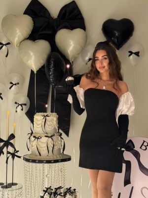 هنا الزاهد تنسّق فستانها المكشوف بأسلوب عصري