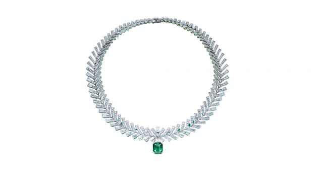 عقد من مجموعة مجوهرات Fred