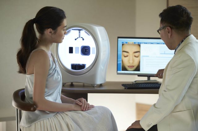 فحص وتحليل بشرة الوجه باستخدام جهاز VISIA