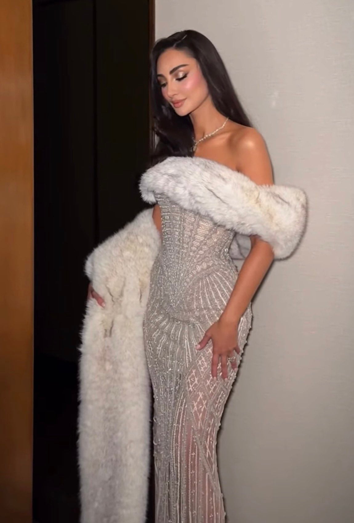 نور الغندور تتألق بالأبيض الملكي ووشاح الفرو الأنيق