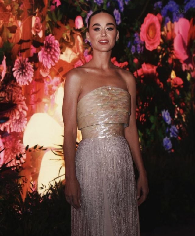 كاتي بيري بفستان انيق من وعد العقيلي