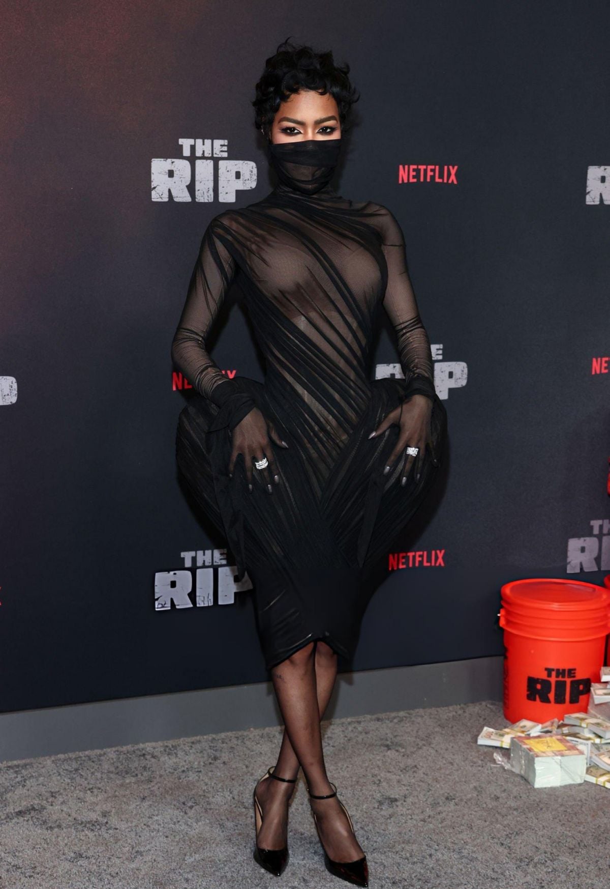 تيانا تايلور جريئة بتوقيع 