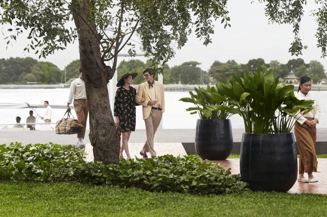 استقبال الضيوف عند رصيف النهر