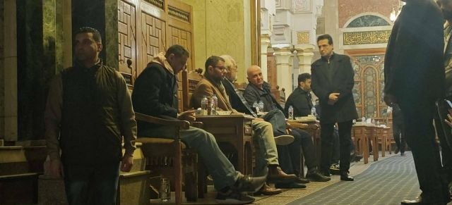 أحمد الفيشاوي حزين في عزاء والدته
