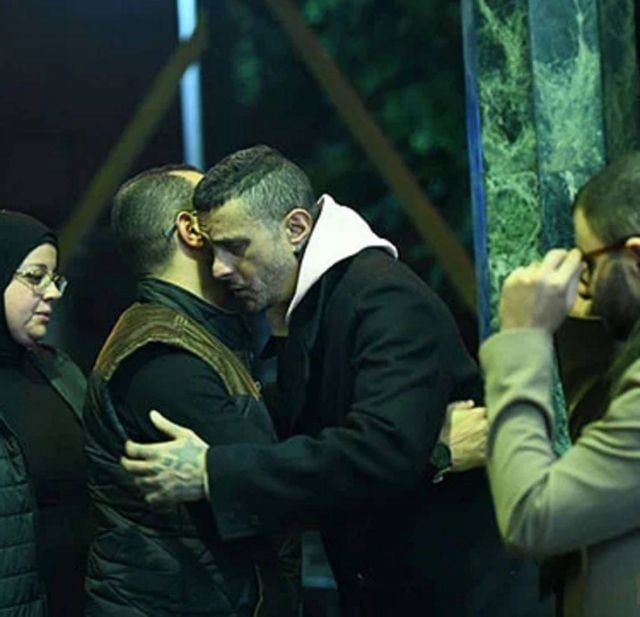 انهيار أحمد الفيشاوي في عزاء والدته سمية الألفي (فيديو وصور ...