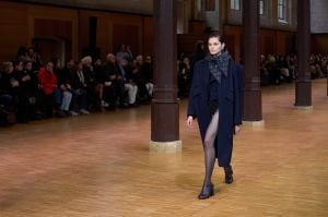 اللون الكحلي يتربع على عرش موضة شتاء 2026