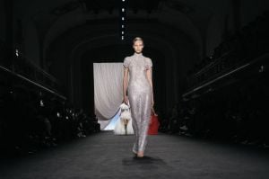 فساتين الميتاليك تطغى على إطلالات رأس السنة 2025