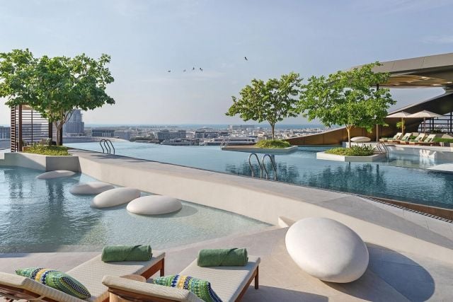 مطعم نويا بجانب المسبح في فندق ماندارين أورينتال داون تاون دبي