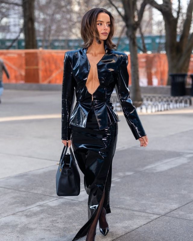 مورا هيغينز في شوارع نيويوك... PVC ودانتيل 