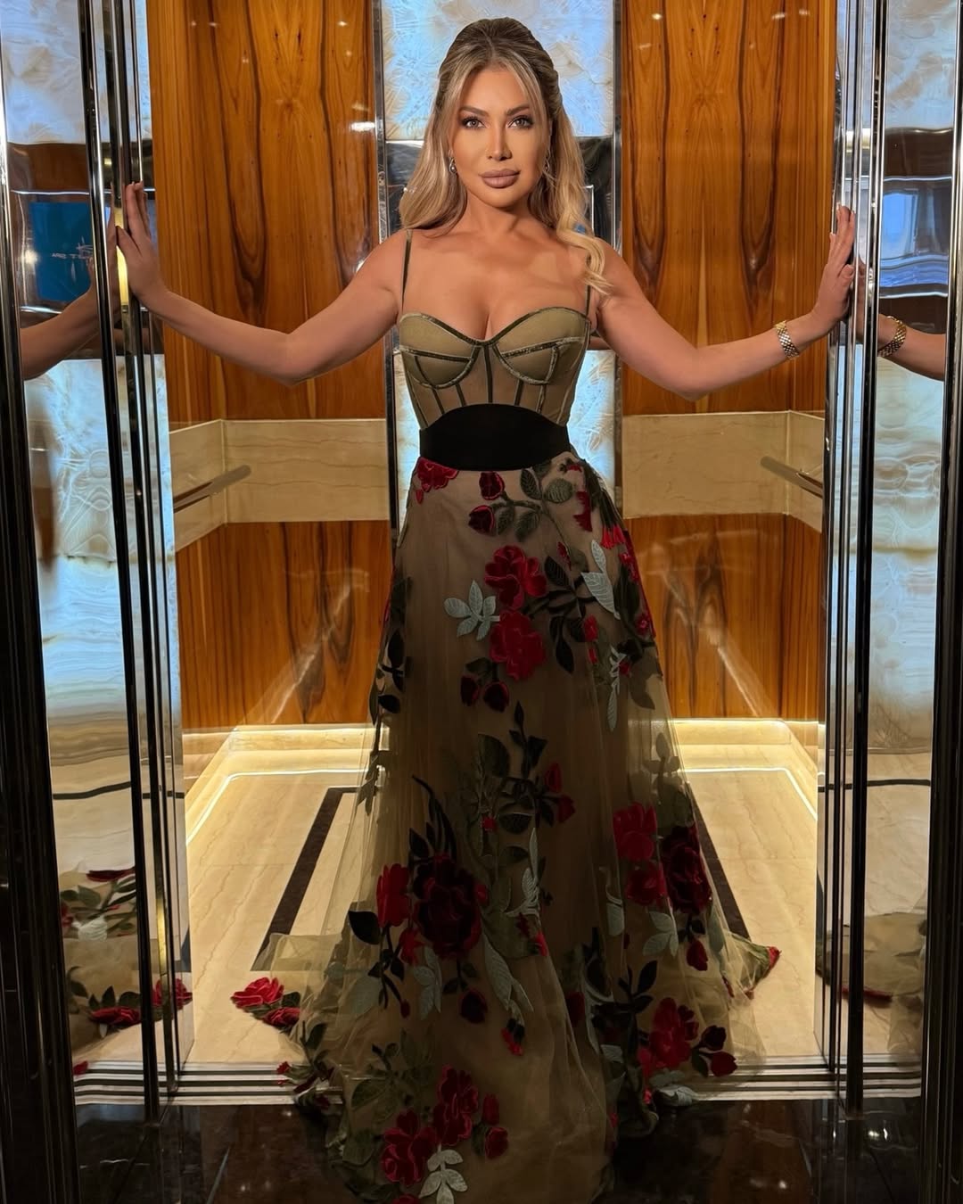 نوال الزغبي أنيقة بالكورسيه الجريء 