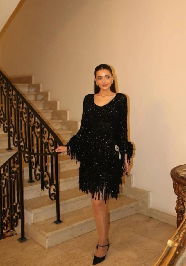 ملك أحمد زاهر تطل بفستان اسود قصير