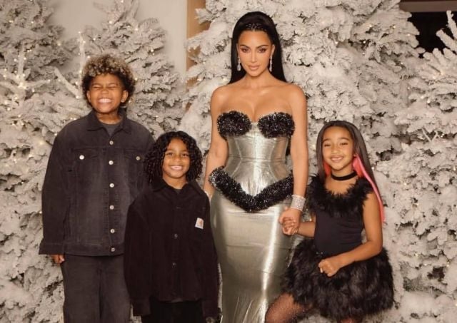 كيم كارداشيان وأولادها ليلة عيد الميلاد