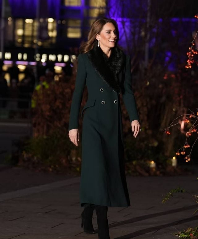 كيت ميدلتون في احتفالات الميلاد بمعطف أخضر 