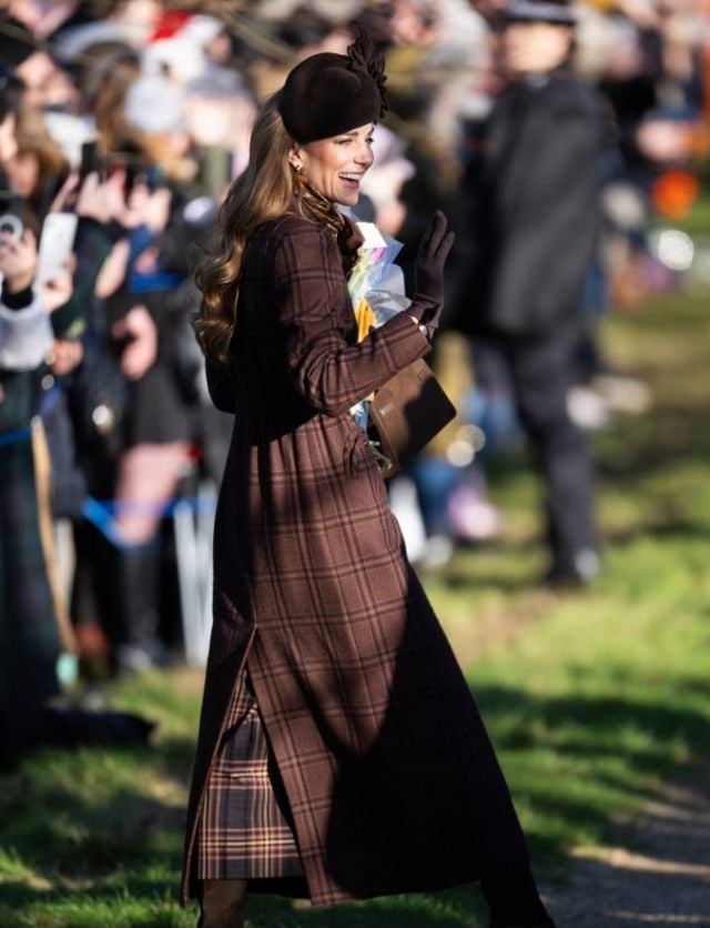 كيت ميدلتون في احتفالات الميلاد بمعطف بنّي