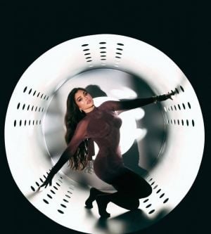 خاص "لها" - المصمم شربل زوي يوضح كيف ساعد هيفاء وهبي على المسرح