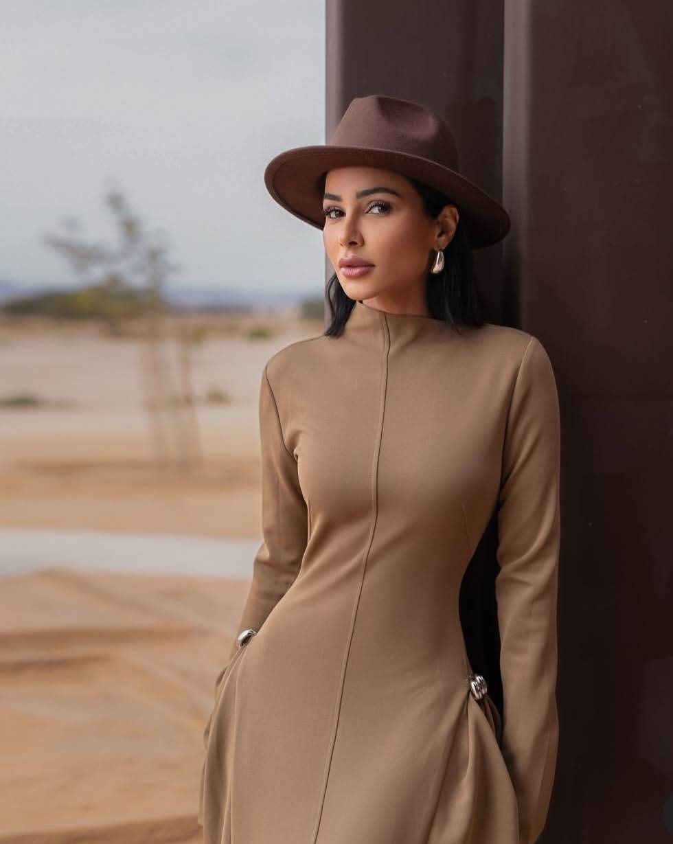 مهيرة عبد العزيز بإطلالة مونوكرومية ناعمة