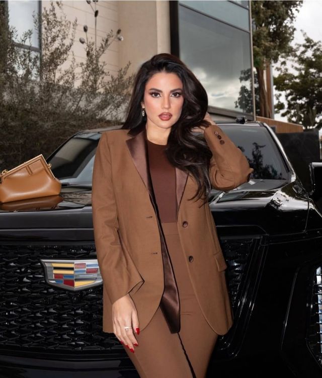 درة تضج أناقة بالبدلة النسائية الكلاسيكية