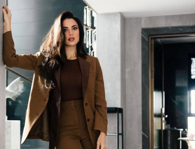 درة ببدلة كلاسيكية أنيقة