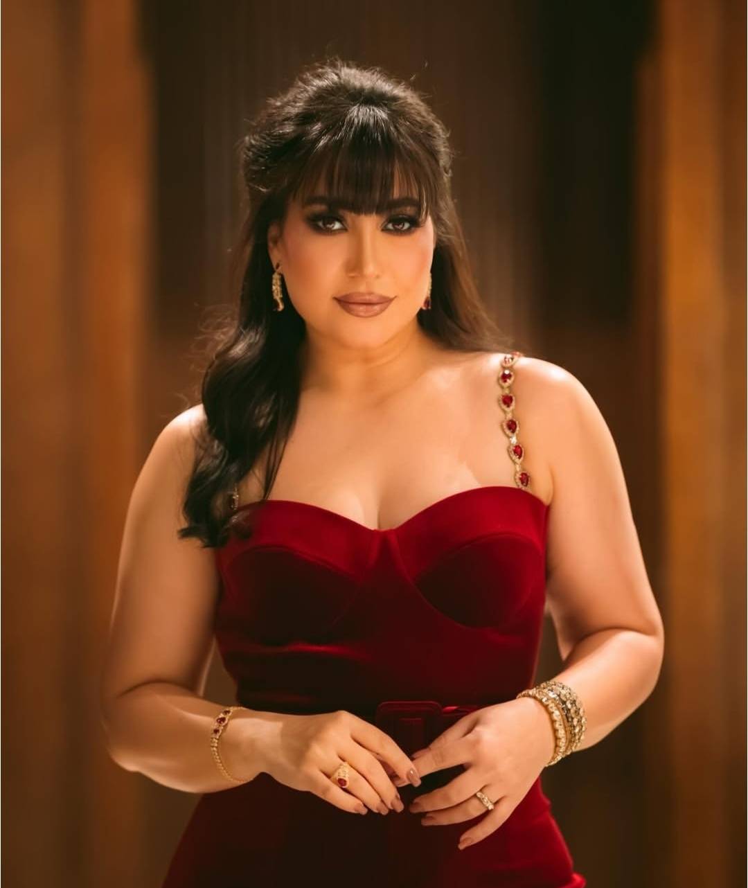 تفاعل كبير مع إطلالة بوسي الجريئة بجمبسوت ضيق