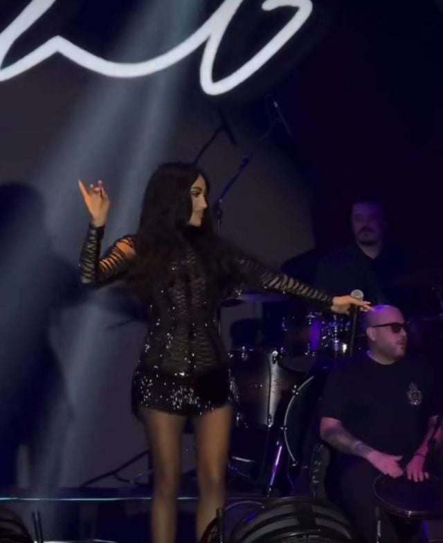 مايا دياب بالشعر الأسود