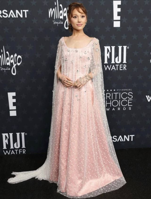 أريانا غراندي بفستان 