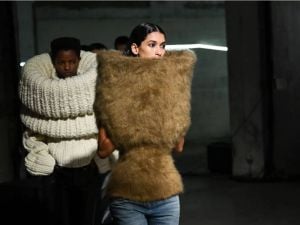 الصوف يتصدّر موضة شتاء 2026 بأسلوب متجدّد