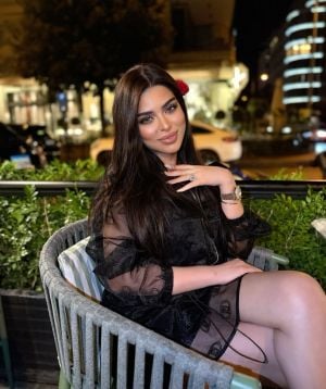 جليلة تردّ على منتقدي ظهورها بالحجاب (فيديو)