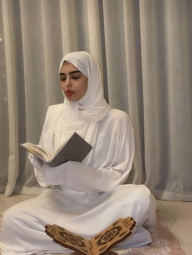 البلوغر المغربية جليلة بالحجاب