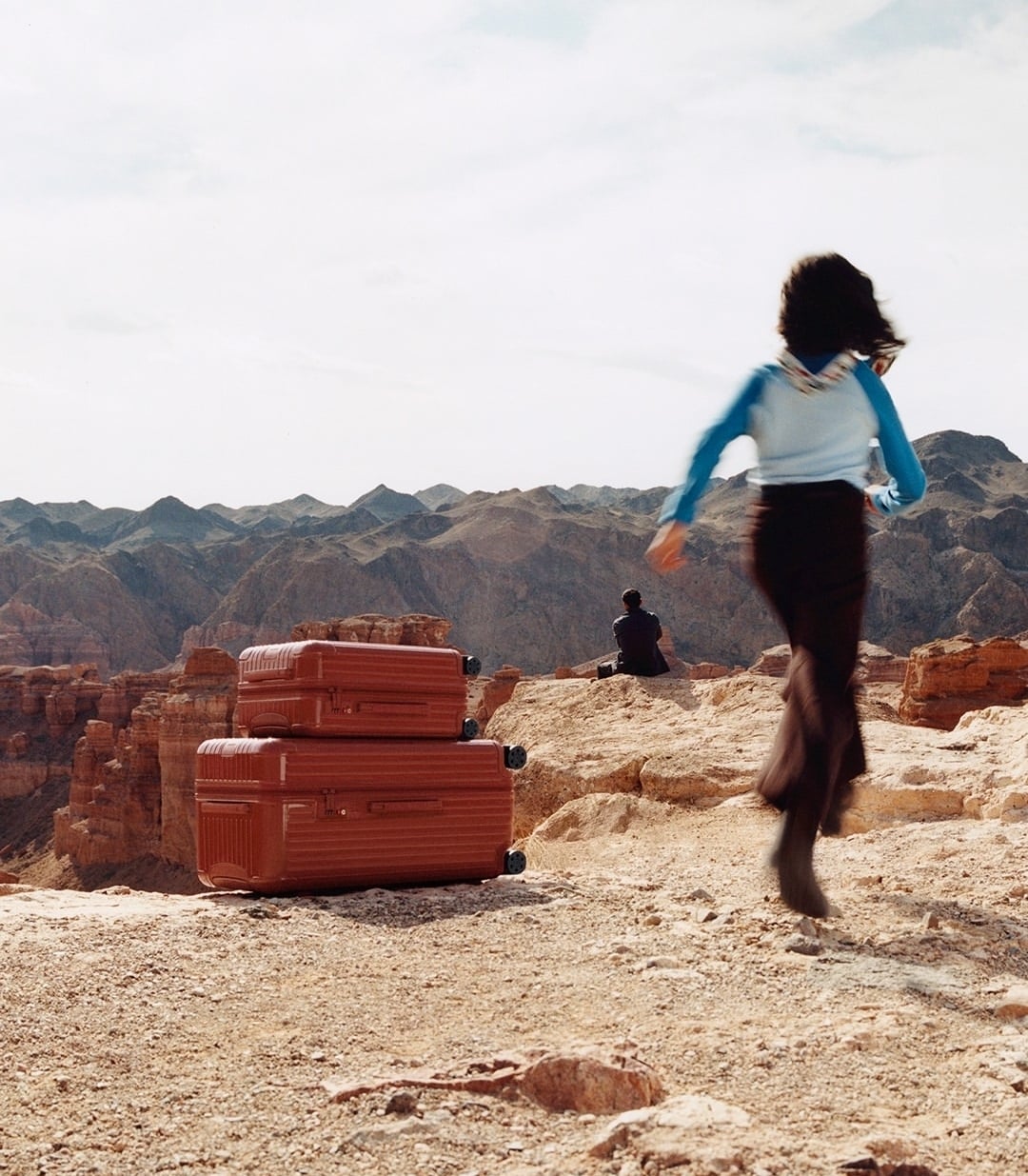 علامة RIMOWA ترفع الستار عن لونَين موسميَّين بلمسة ترابية لمجموعة ESSENTIAL