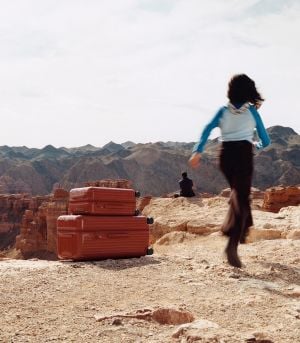 علامة RIMOWA ترفع الستار عن لونَين موسميَّين بلمسة ترابية لمجموعة ESSENTIAL