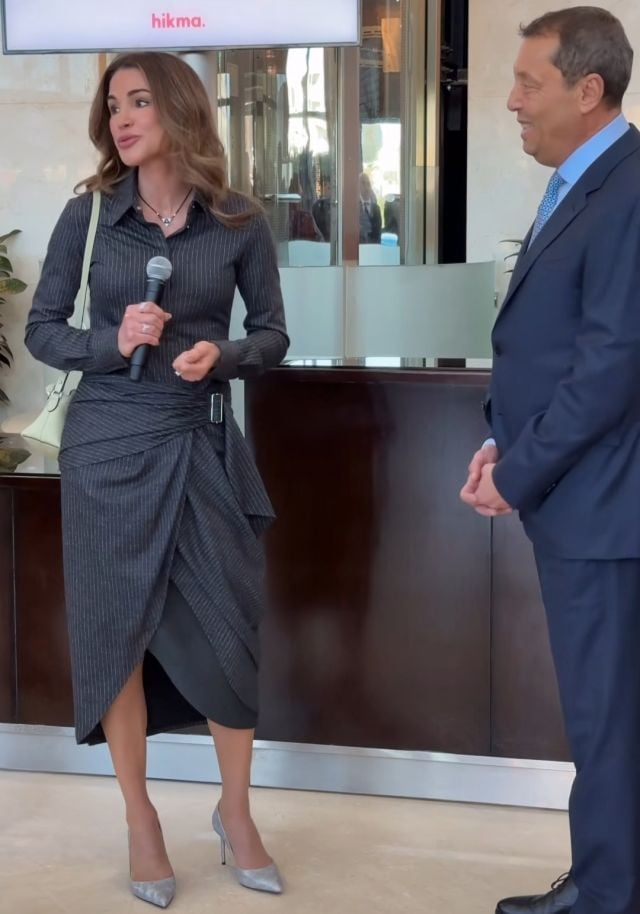 الملكة رانيا بفستان بنقشة مقلّمة 