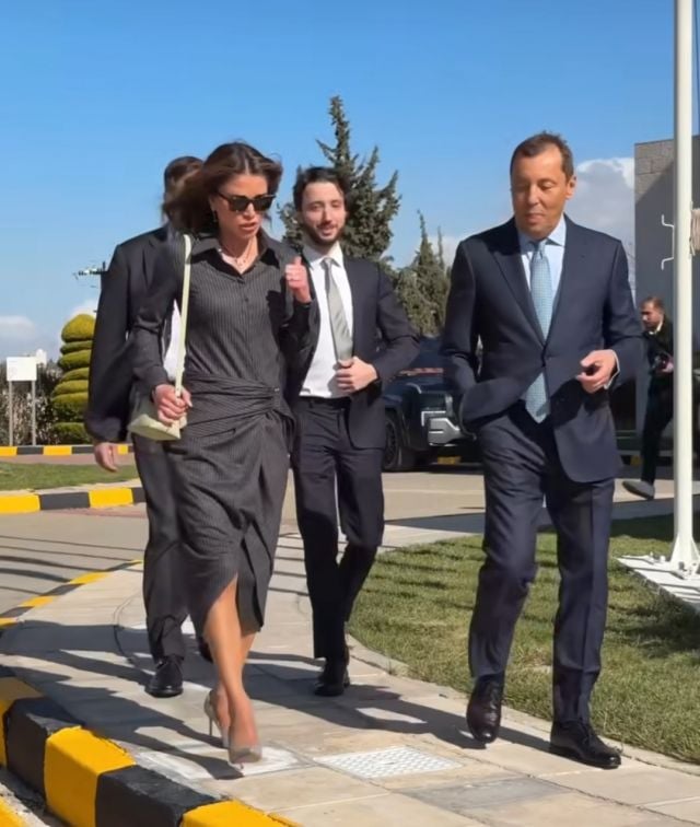 الملكة رانيا بفستان بنقشة مقلّمة 