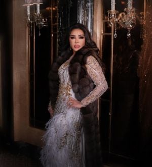 ابنة أحلام تستعرض أناقتها وحقيبتها المميزة