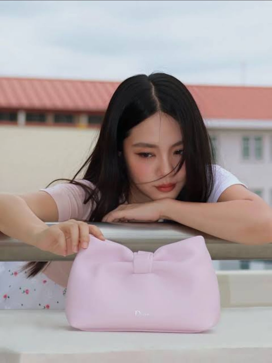 تألّقي بحقيبة Dior Bow الأنثوية الجديدة