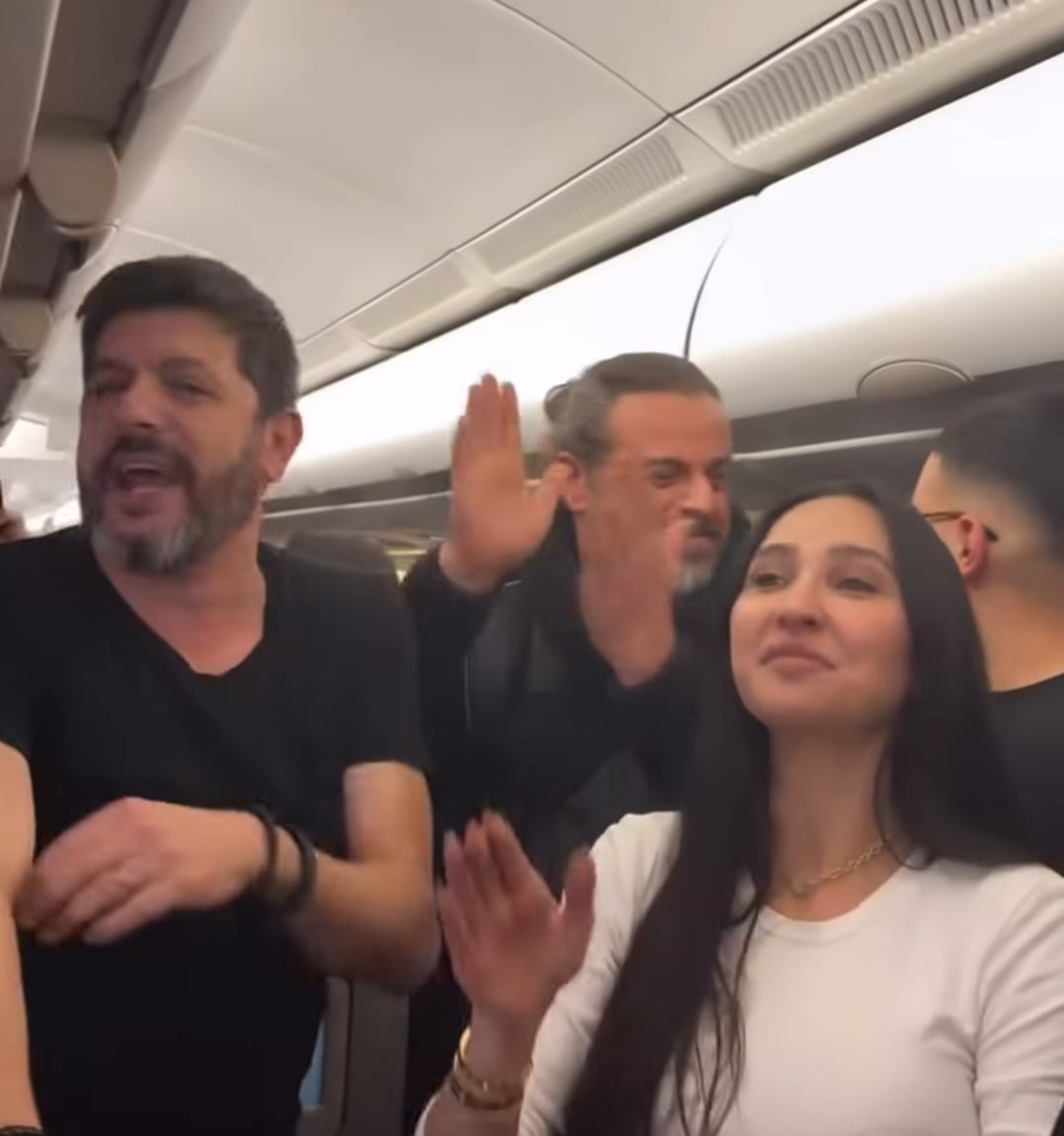 نجوم لبنان يرقصون ويغنون مع الركّاب في الطائرة 