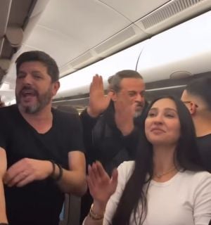 نجوم لبنان يرقصون ويغنون مع الركّاب في الطائرة 