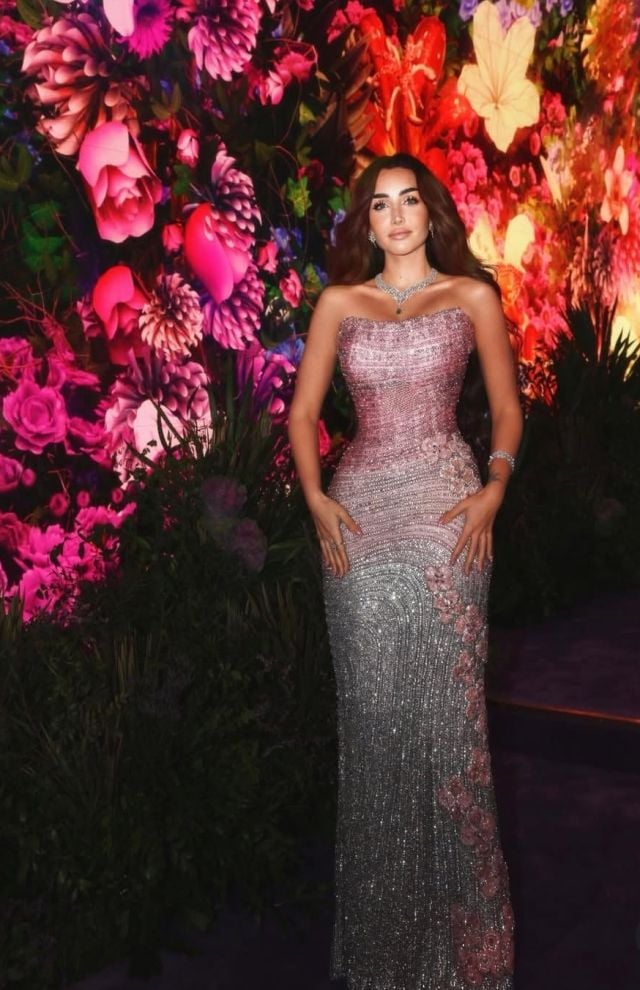 هنا الزاهد بتدرّج اللون الزهري