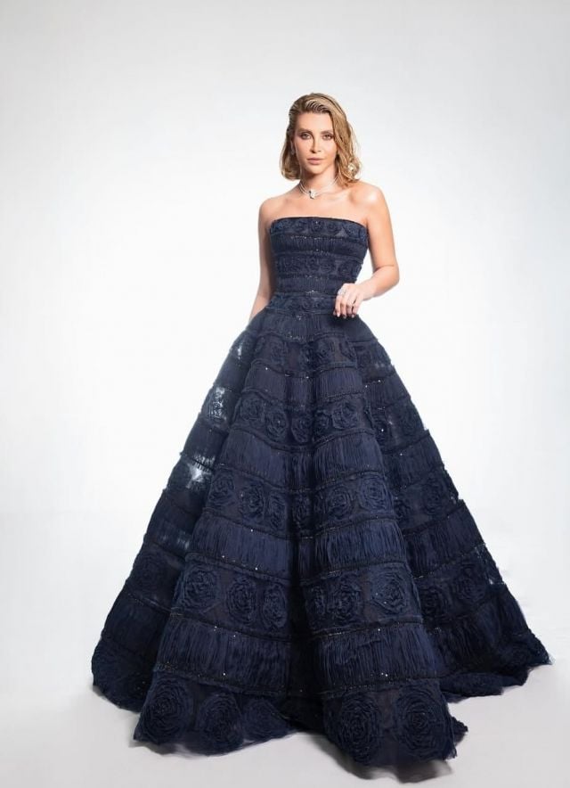 نور علي بفستان كحلي بسيط