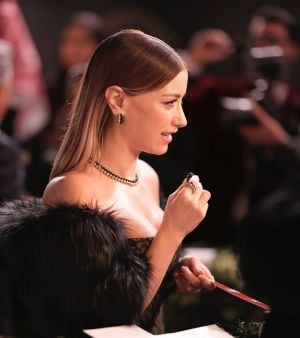 العودة القوية للفرو: كيف تتألق النجمات بهذه القطعة الشتوية!