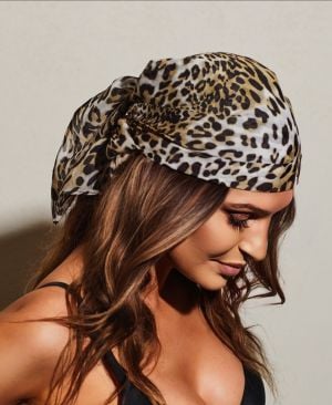 إكسسوارات بطبعات حيوانية تتصدر مشهد الأزياء