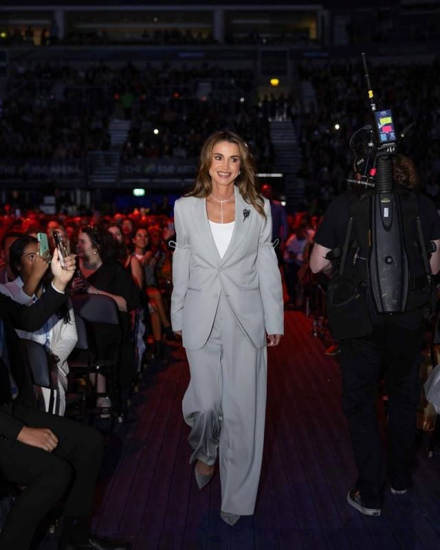 البدلة الرمادية تميّز إطلالة الملكة رانيا 