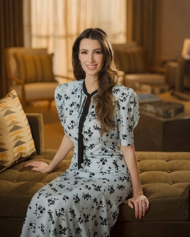 الأميرة رجوة بالفستان الريترو الميدي بنقشة وردية
