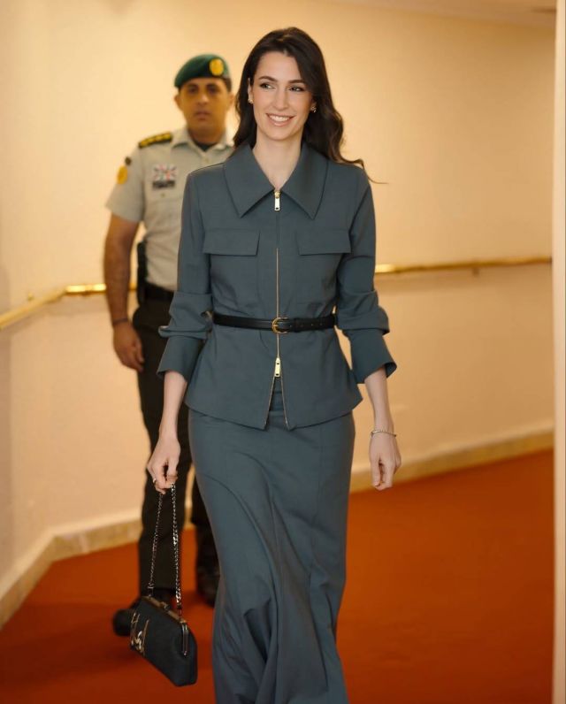 الأميرة رجوة بالطقم الرمادي بطابع عسكري عصري