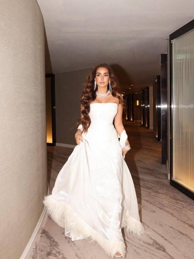 هنا الزاهد بالفستان الأبيض مع الوشاح 