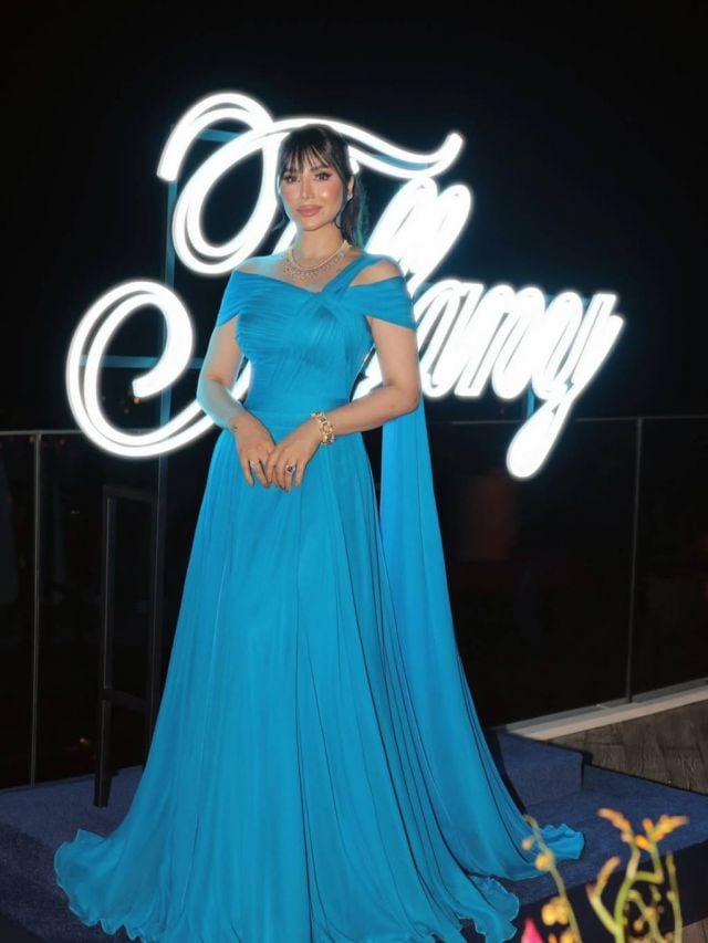 لجين عمران تتألق بالأزرق الملكي