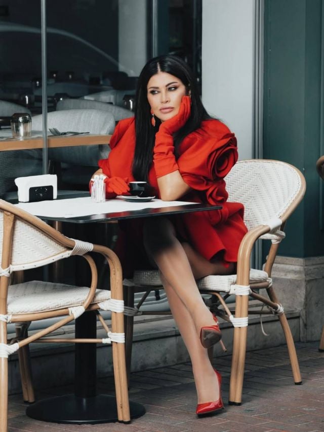 جومانا مراد بمعطف باللون الأحمر بأكمام وردية 