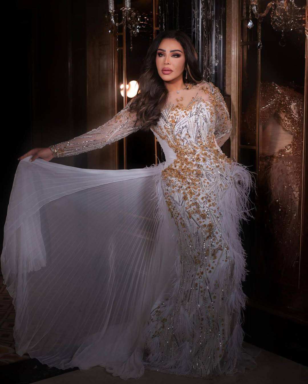 أحلام بصيحة الريش الأنيقة والفرو الفخم